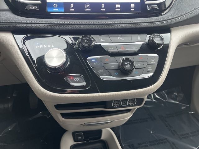 2023 Chrysler Pacifica Hybrid Touring L | Safety Pack | Adaptive Cruise | Remote Start |