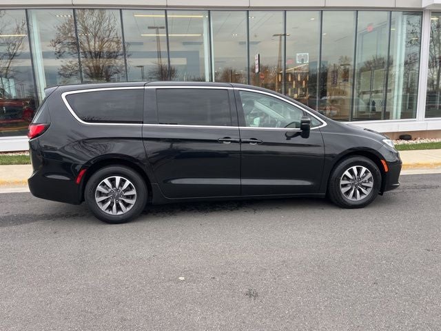 2023 Chrysler Pacifica Hybrid Touring L | Safety Pack | Adaptive Cruise | Remote Start |