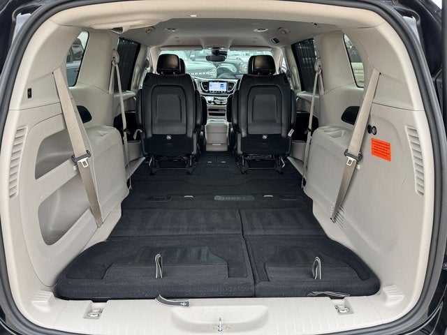 2024 Chrysler Pacifica Touring L | Apple CarPlay | Rear View Camera