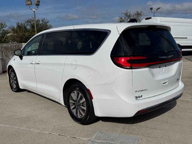 2024 Chrysler Pacifica Hybrid Select | 2nd Row Buckets | 3rd Row Stow and Go