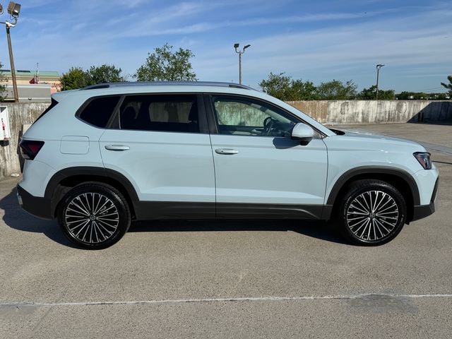 2025 Volkswagen Taos 1.5T SE | Pano Sunroof | Wireless CarPlay