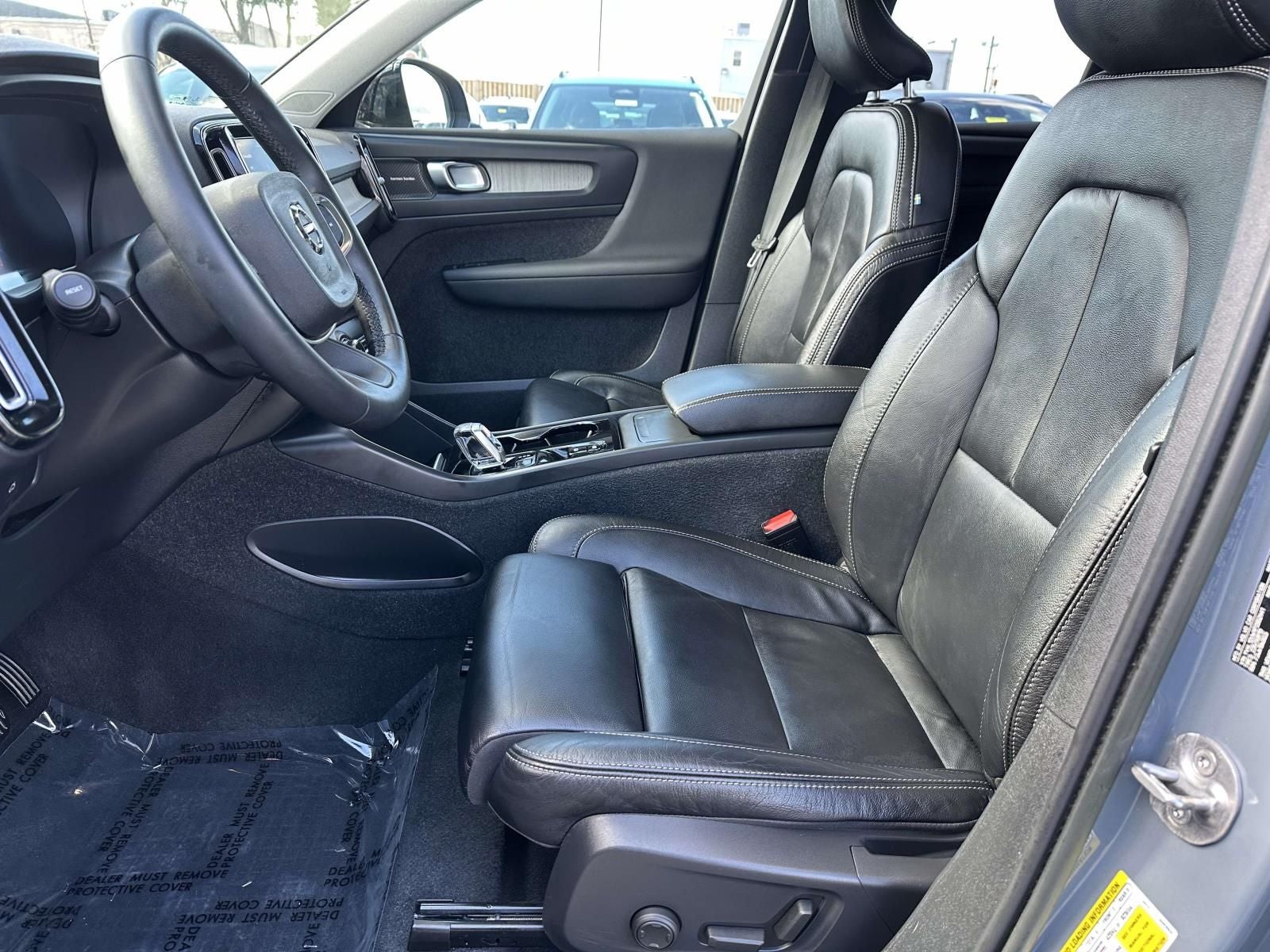 2023 Volvo XC40 B5 Plus Dark Theme