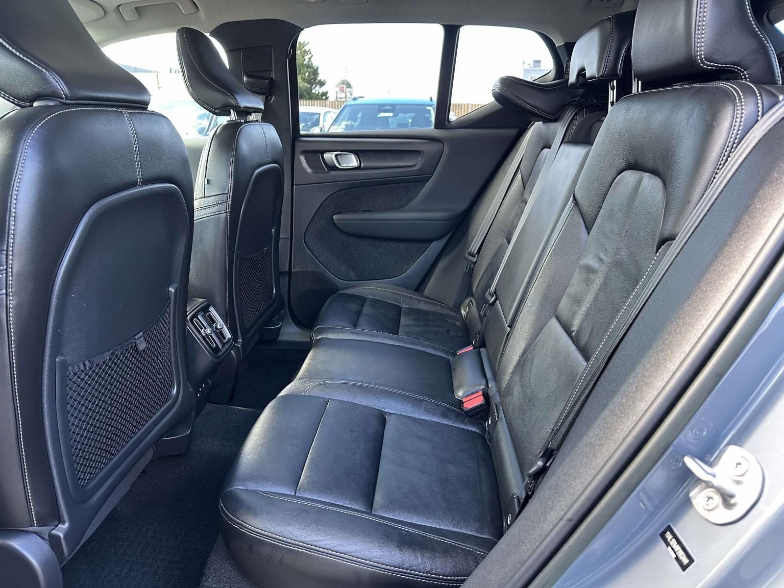 2023 Volvo XC40 B5 Plus Dark Theme