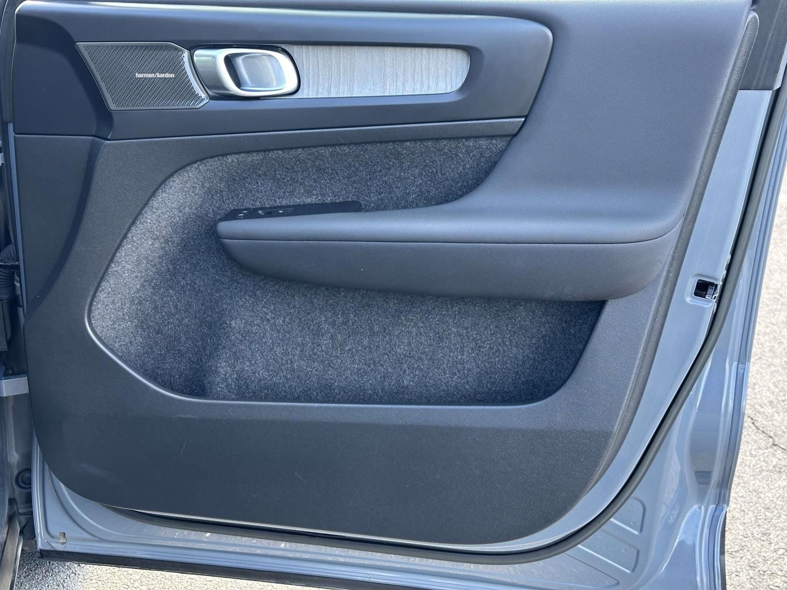 2023 Volvo XC40 B5 Plus Dark Theme