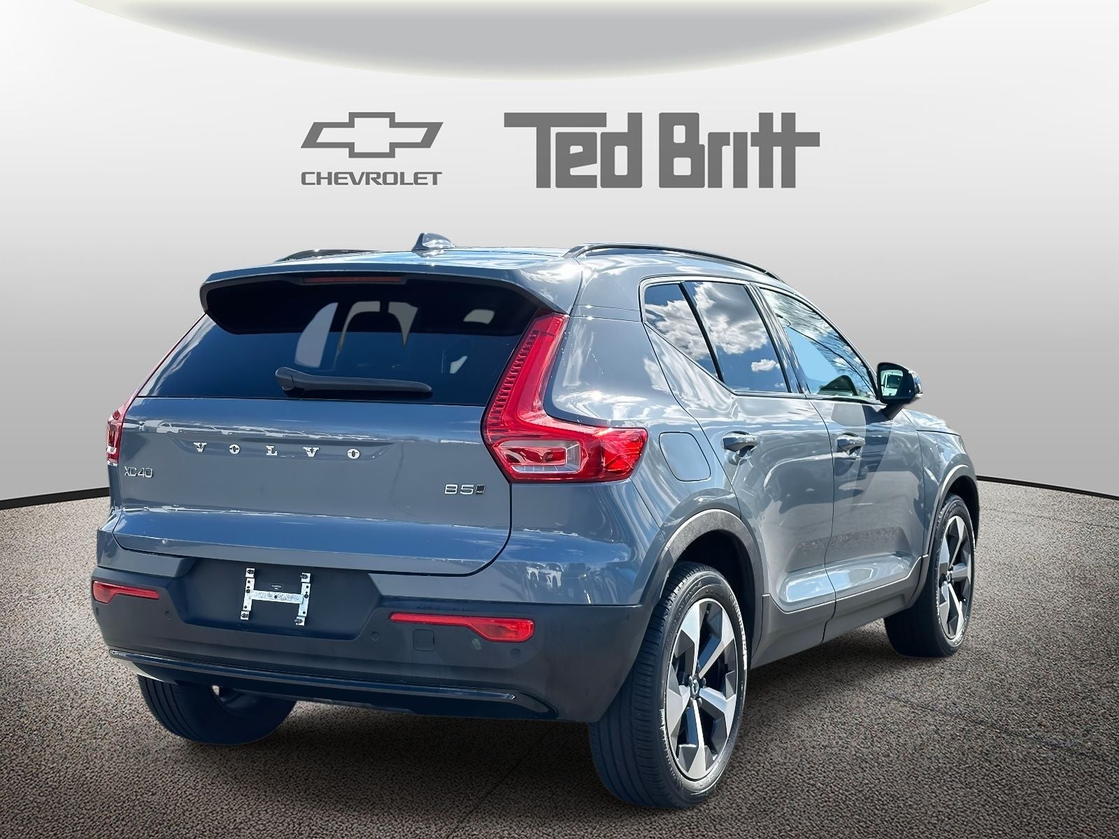 2023 Volvo XC40 B5 Plus Dark Theme