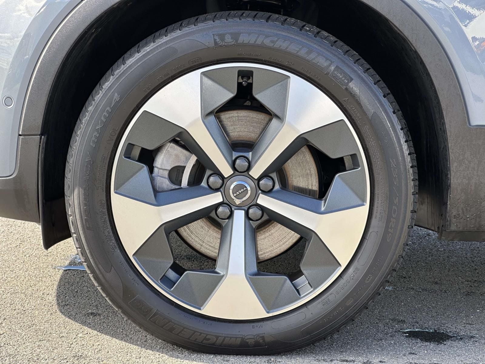 2023 Volvo XC40 B5 Plus Dark Theme