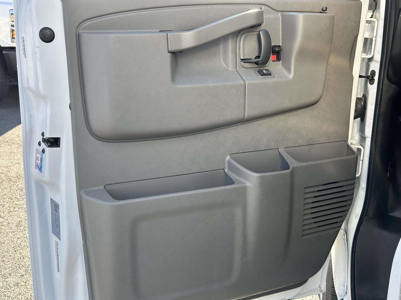 2025 Chevrolet Express Cutaway 3500 1WT