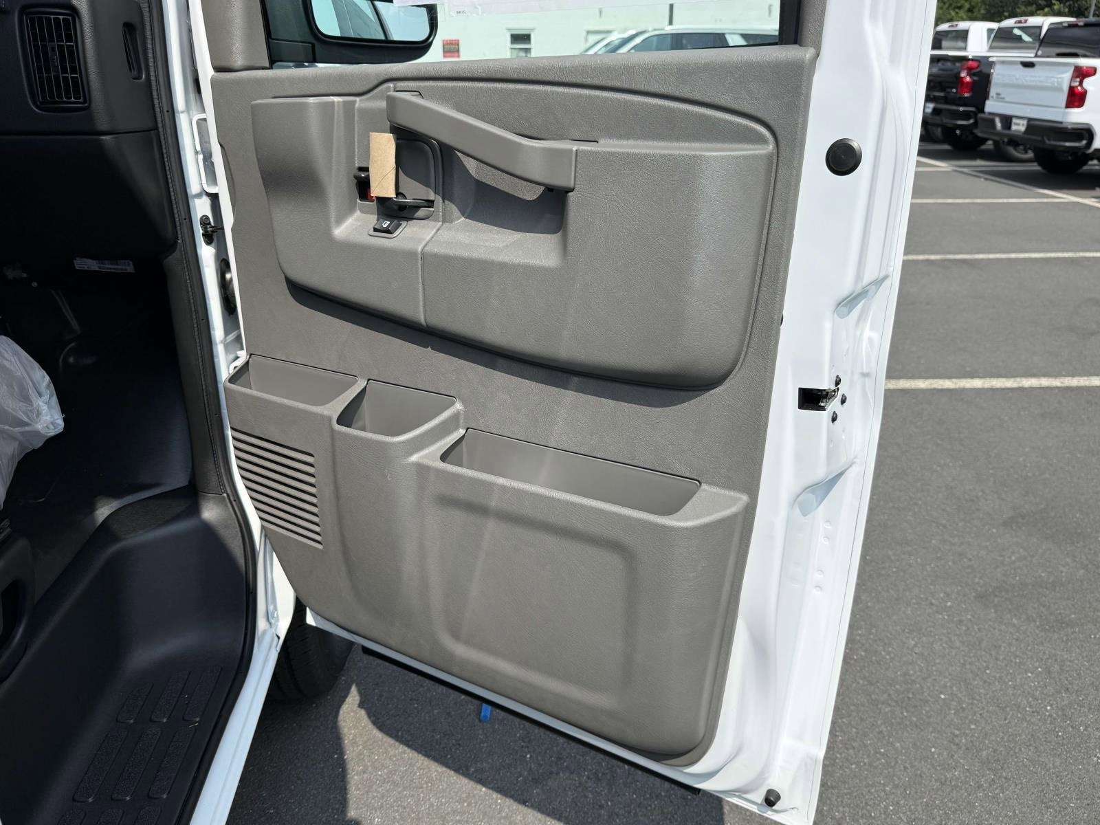 2025 Chevrolet Express Cargo 3500 WT