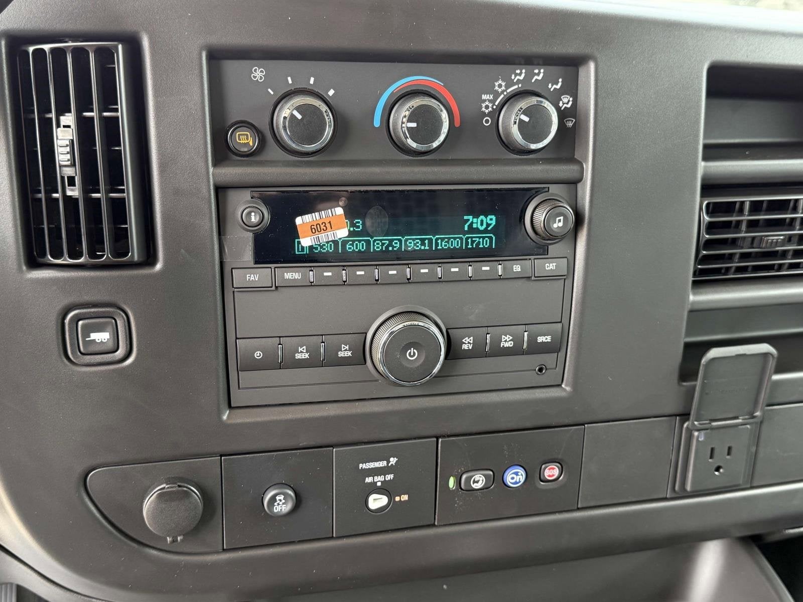 2025 Chevrolet Express Cargo 3500 WT